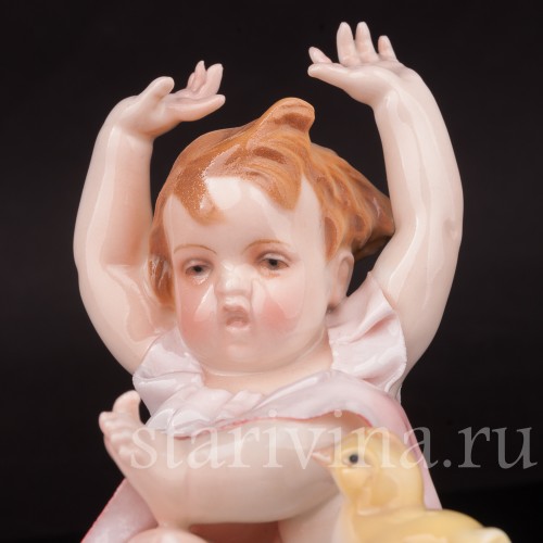 Фигурка девочки из фарфора "Ай, цыплёнок!" Karl Ens, Германия, нач. 20 в.