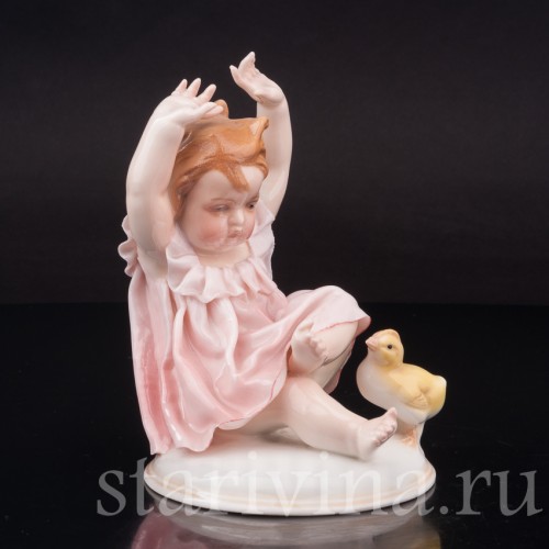 Фигурка девочки из фарфора "Ай, цыплёнок!" Karl Ens, Германия, нач. 20 в.