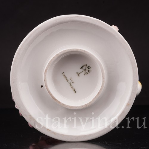 Фигурка девочки из фарфора "Ай, цыплёнок!" Karl Ens, Германия, нач. 20 в.