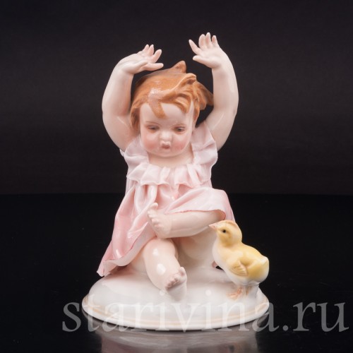Фигурка девочки из фарфора "Ай, цыплёнок!" Karl Ens, Германия, нач. 20 в.