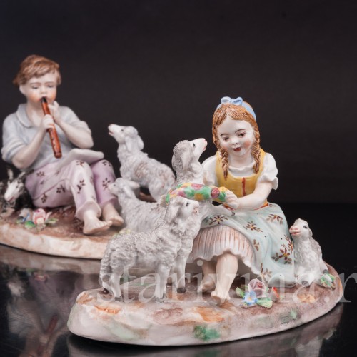 Парные фарфоровые статуэтки Пастушки с овечками, Sitzendorf, Германия, вт. пол. 20 в.