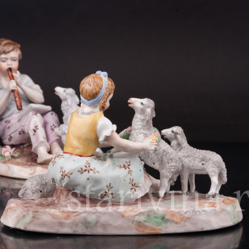 Парные фарфоровые статуэтки Пастушки с овечками, Sitzendorf, Германия, вт. пол. 20 в.