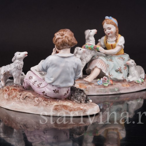 Парные фарфоровые статуэтки Пастушки с овечками, Sitzendorf, Германия, вт. пол. 20 в.