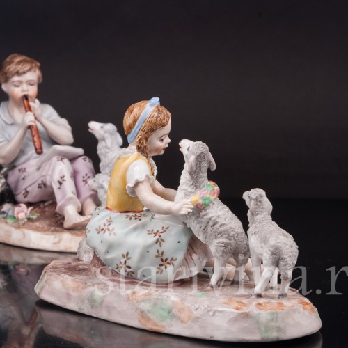 Парные фарфоровые статуэтки Пастушки с овечками, Sitzendorf, Германия, вт. пол. 20 в.
