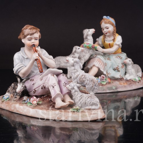 Парные фарфоровые статуэтки Пастушки с овечками, Sitzendorf, Германия, вт. пол. 20 в.