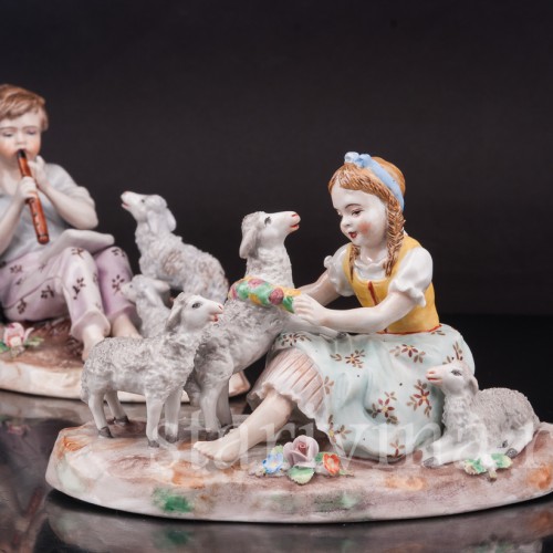 Парные фарфоровые статуэтки Пастушки с овечками, Sitzendorf, Германия, вт. пол. 20 в.