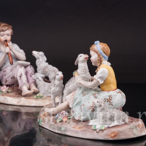 Парные фарфоровые статуэтки Пастушки с овечками, Sitzendorf, Германия, вт. пол. 20 в.
