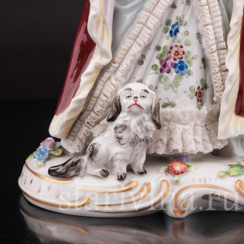 Фарфоровая статуэтка Галантная пара с собачкой, кружевная Sitzendorf, Германия, перв. пол. 20 в.