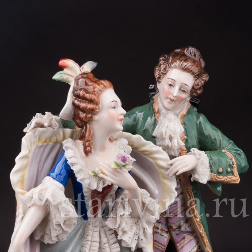 Фарфоровая статуэтка Галантная пара с собачкой, кружевная Sitzendorf, Германия, перв. пол. 20 в.