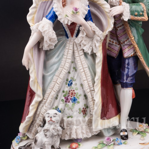 Фарфоровая статуэтка Галантная пара с собачкой, кружевная Sitzendorf, Германия, перв. пол. 20 в.