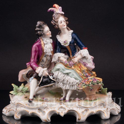 Фарфоровая статуэтка Романтическое свидание, кружевная  Volkstedt, Германия, нач. 20 в.