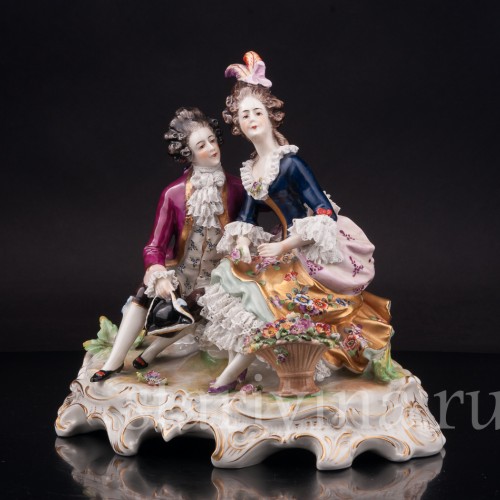 Фарфоровая статуэтка Романтическое свидание, кружевная  Volkstedt, Германия, нач. 20 в.