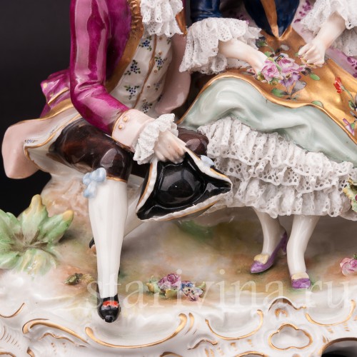 Фарфоровая статуэтка Романтическое свидание, кружевная  Volkstedt, Германия, нач. 20 в.