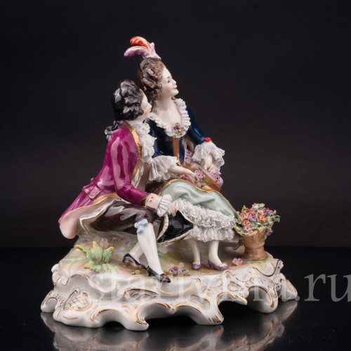 Фарфоровая статуэтка Романтическое свидание, кружевная  Volkstedt, Германия, нач. 20 в.