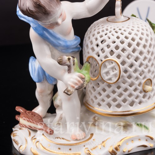 Фарфоровая статуэтка Аллегория воздуха, путти, выпускающий птиц Meissen, Германия, 1951 г.