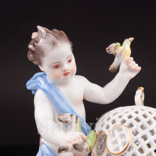 Фарфоровая статуэтка Аллегория воздуха, путти, выпускающий птиц Meissen, Германия, 1951 г.