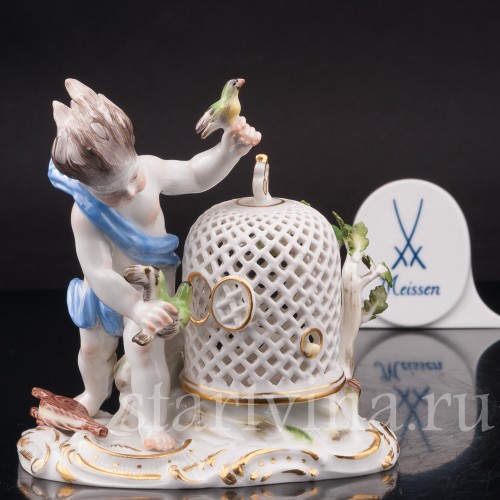 Фарфоровая статуэтка Аллегория воздуха, путти, выпускающий птиц Meissen, Германия, 1951 г.