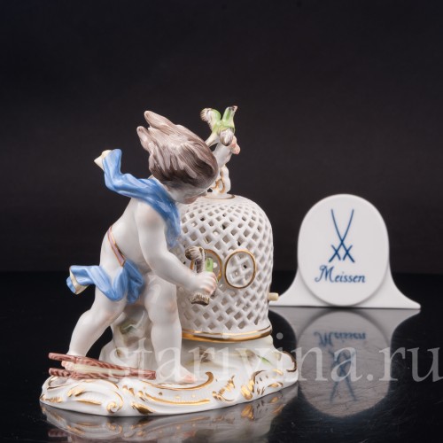 Фарфоровая статуэтка Аллегория воздуха, путти, выпускающий птиц Meissen, Германия, 1951 г.