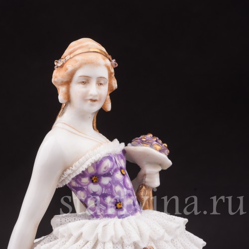 Фарфоровая статуэтка Девушка с веером и букетом цветов, кружевная, E. A. Muller, Германия, нач. 20 в.