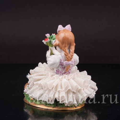 Фарфоровая статуэтка Сидящая девочка с букетом, кружевная, Sitzendorf, Германия, вт. пол. 20 в.