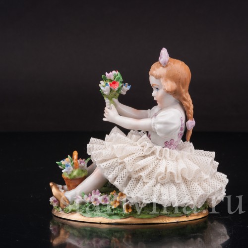 Фарфоровая статуэтка Сидящая девочка с букетом, кружевная, Sitzendorf, Германия, вт. пол. 20 в.