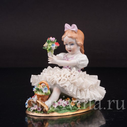 Фарфоровая статуэтка Сидящая девочка с букетом, кружевная, Sitzendorf, Германия, вт. пол. 20 в.