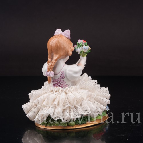 Фарфоровая статуэтка Сидящая девочка с букетом, кружевная, Sitzendorf, Германия, вт. пол. 20 в.