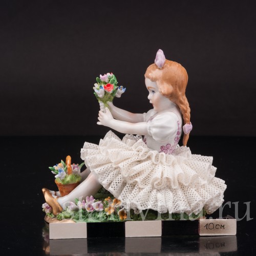 Фарфоровая статуэтка Сидящая девочка с букетом, кружевная, Sitzendorf, Германия, вт. пол. 20 в.