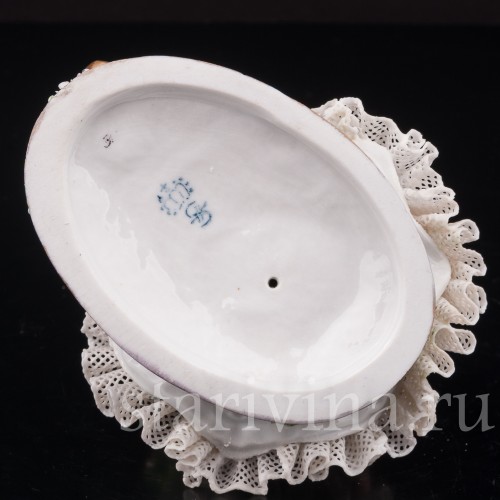 Фарфоровая статуэтка Сидящая девочка с букетом, кружевная, Sitzendorf, Германия, вт. пол. 20 в.