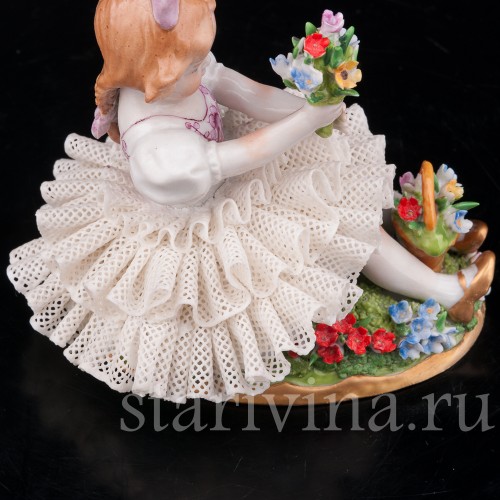 Фарфоровая статуэтка Сидящая девочка с букетом, кружевная, Sitzendorf, Германия, вт. пол. 20 в.