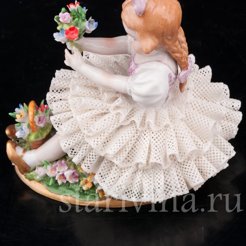Фарфоровая статуэтка Сидящая девочка с букетом, кружевная, Sitzendorf, Германия, вт. пол. 20 в.