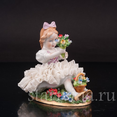 Фарфоровая статуэтка Сидящая девочка с букетом, кружевная, Sitzendorf, Германия, вт. пол. 20 в.