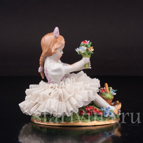 Фарфоровая статуэтка Сидящая девочка с букетом, кружевная, Sitzendorf, Германия, вт. пол. 20 в.