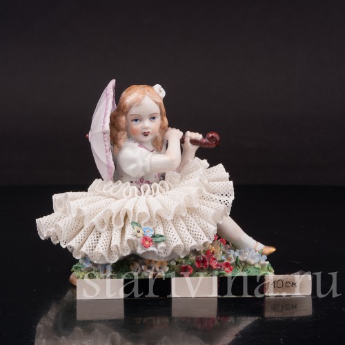 Фарфоровая статуэтка Сидящая девочка с зонтиком, кружевная, Sitzendorf, Германия, вт. пол. 20 в.