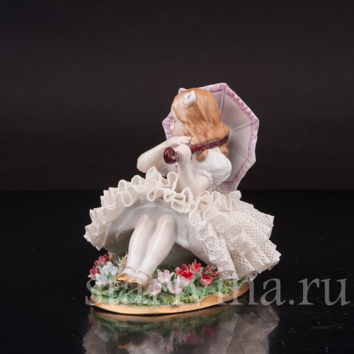 Фарфоровая статуэтка Сидящая девочка с зонтиком, кружевная, Sitzendorf, Германия, вт. пол. 20 в.