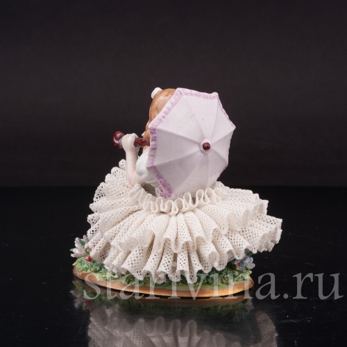 Фарфоровая статуэтка Сидящая девочка с зонтиком, кружевная, Sitzendorf, Германия, вт. пол. 20 в.