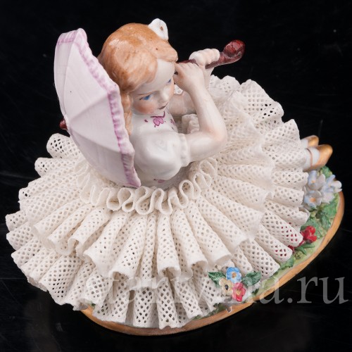 Фарфоровая статуэтка Сидящая девочка с зонтиком, кружевная, Sitzendorf, Германия, вт. пол. 20 в.