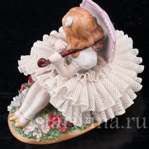 Фарфоровая статуэтка Сидящая девочка с зонтиком, кружевная, Sitzendorf, Германия, вт. пол. 20 в.