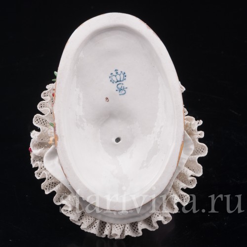 Фарфоровая статуэтка Сидящая девочка с зонтиком, кружевная, Sitzendorf, Германия, вт. пол. 20 в.