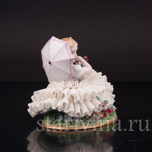 Фарфоровая статуэтка Сидящая девочка с зонтиком, кружевная, Sitzendorf, Германия, вт. пол. 20 в.