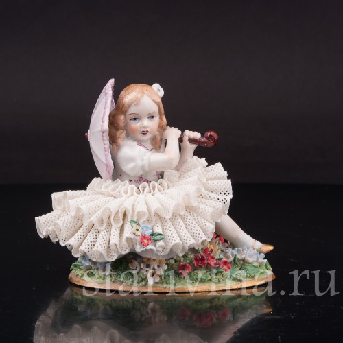 Фарфоровая статуэтка Сидящая девочка с зонтиком, кружевная, Sitzendorf, Германия, вт. пол. 20 в.