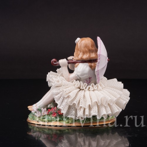 Фарфоровая статуэтка Сидящая девочка с зонтиком, кружевная, Sitzendorf, Германия, вт. пол. 20 в.