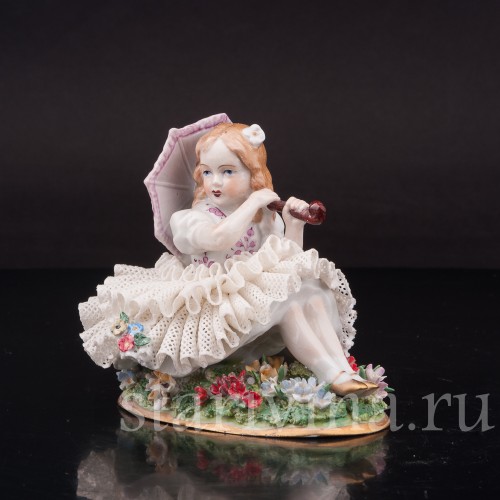 Фарфоровая статуэтка Сидящая девочка с зонтиком, кружевная, Sitzendorf, Германия, вт. пол. 20 в.