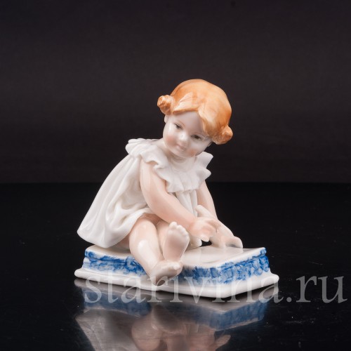 Фарфоровая фигурка Девочка на книжке, Karl Ens, Германия, 1920-30 гг.