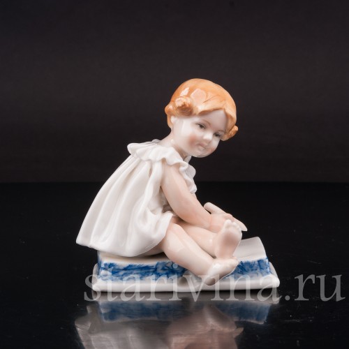 Фарфоровая фигурка Девочка на книжке, Karl Ens, Германия, 1920-30 гг.