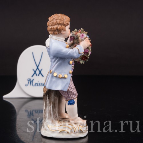 Фигурка из фарфора Мальчик с венком Meissen, Германия, сер. 19 - нач. 20 вв.
