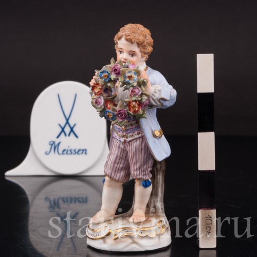 Фигурка из фарфора Мальчик с венком Meissen, Германия, сер. 19 - нач. 20 вв.