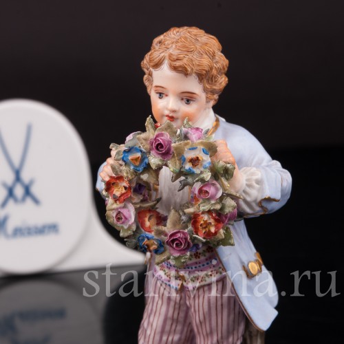 Фигурка из фарфора Мальчик с венком Meissen, Германия, сер. 19 - нач. 20 вв.