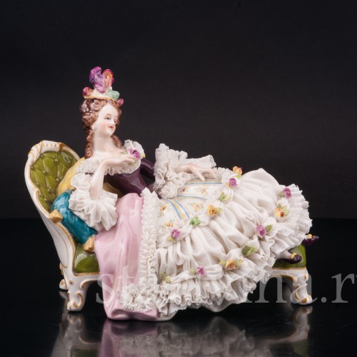 Фарфоровая статуэтка Девушка, лежащая на оттоманке, кружевная, Volkstedt, Германия, вт. пол. 20 в.