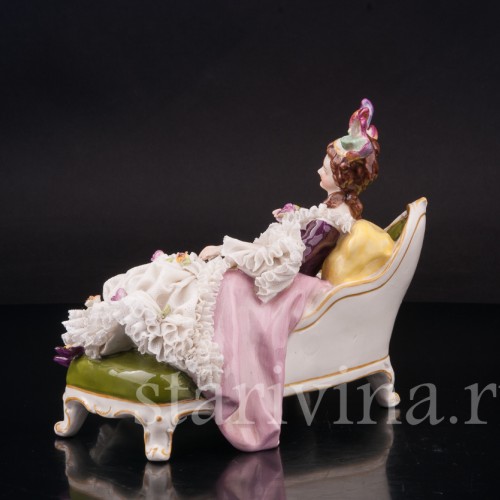 Фарфоровая статуэтка Девушка, лежащая на оттоманке, кружевная, Volkstedt, Германия, вт. пол. 20 в.